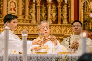 Giáo xứ Bút Đông: Đồng tiến dâng hoa kính Mẹ